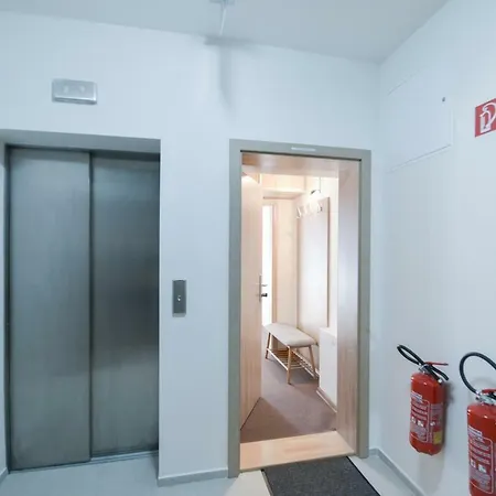 アパート 11 デマノブスカ・ドリーナ